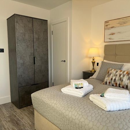 Elegant One Bedroom Apartment Swindon Exterior photo
