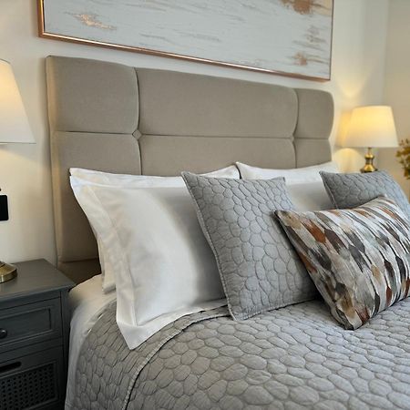 Elegant One Bedroom Apartment Swindon Exterior photo