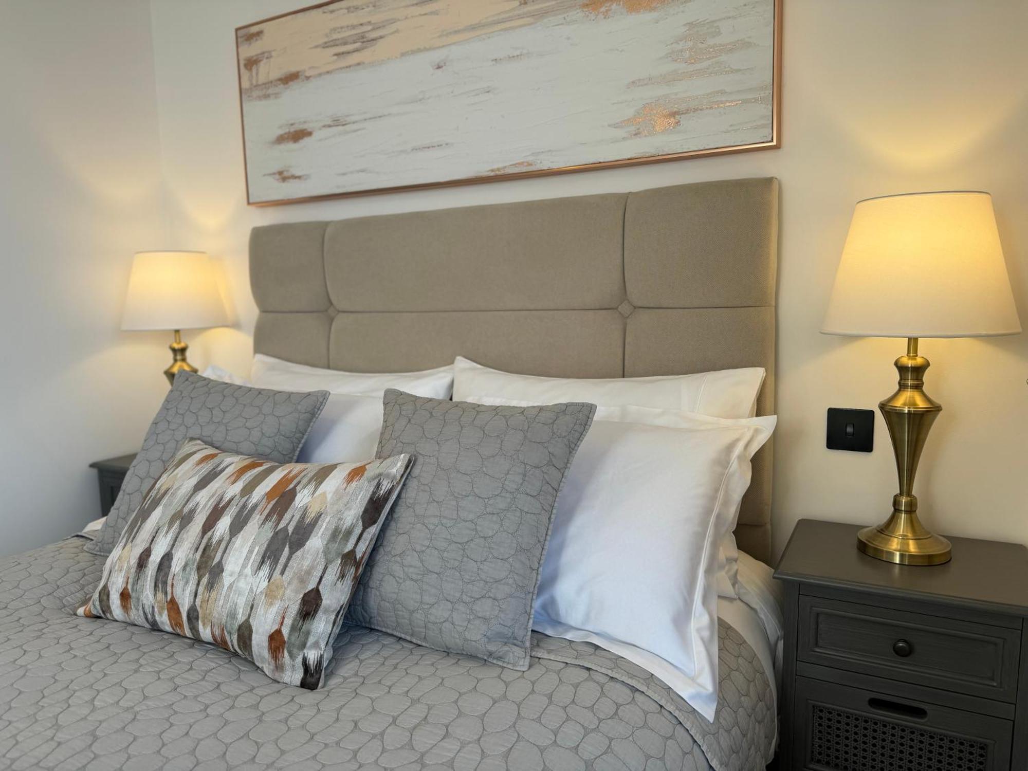 Elegant One Bedroom Apartment Swindon Exterior photo