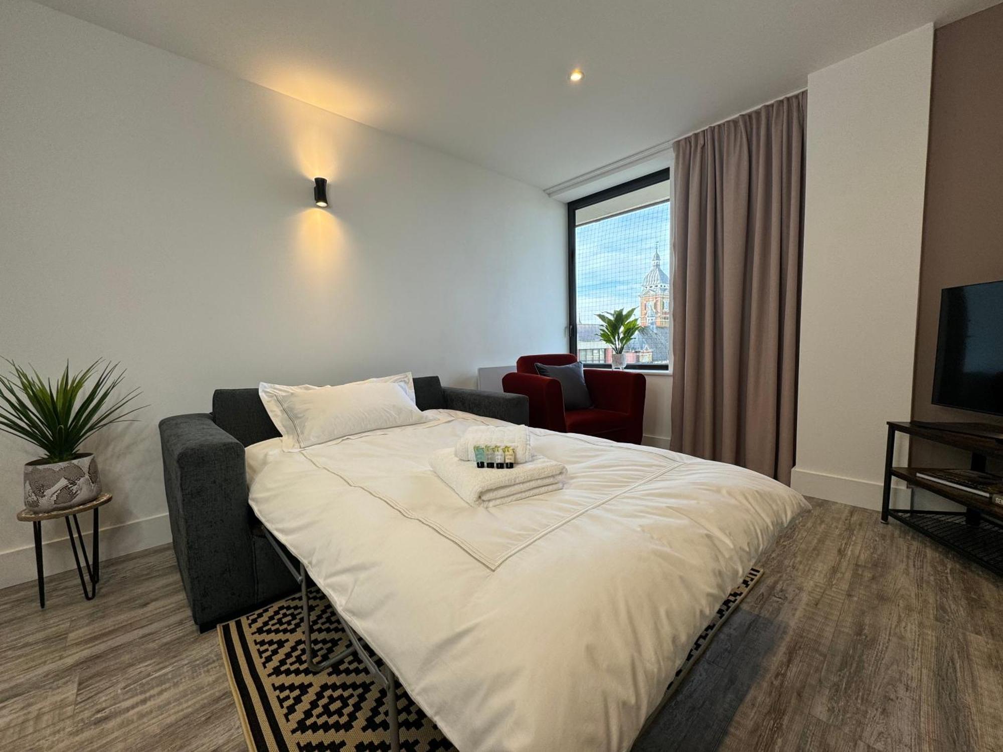 Elegant One Bedroom Apartment Swindon Exterior photo
