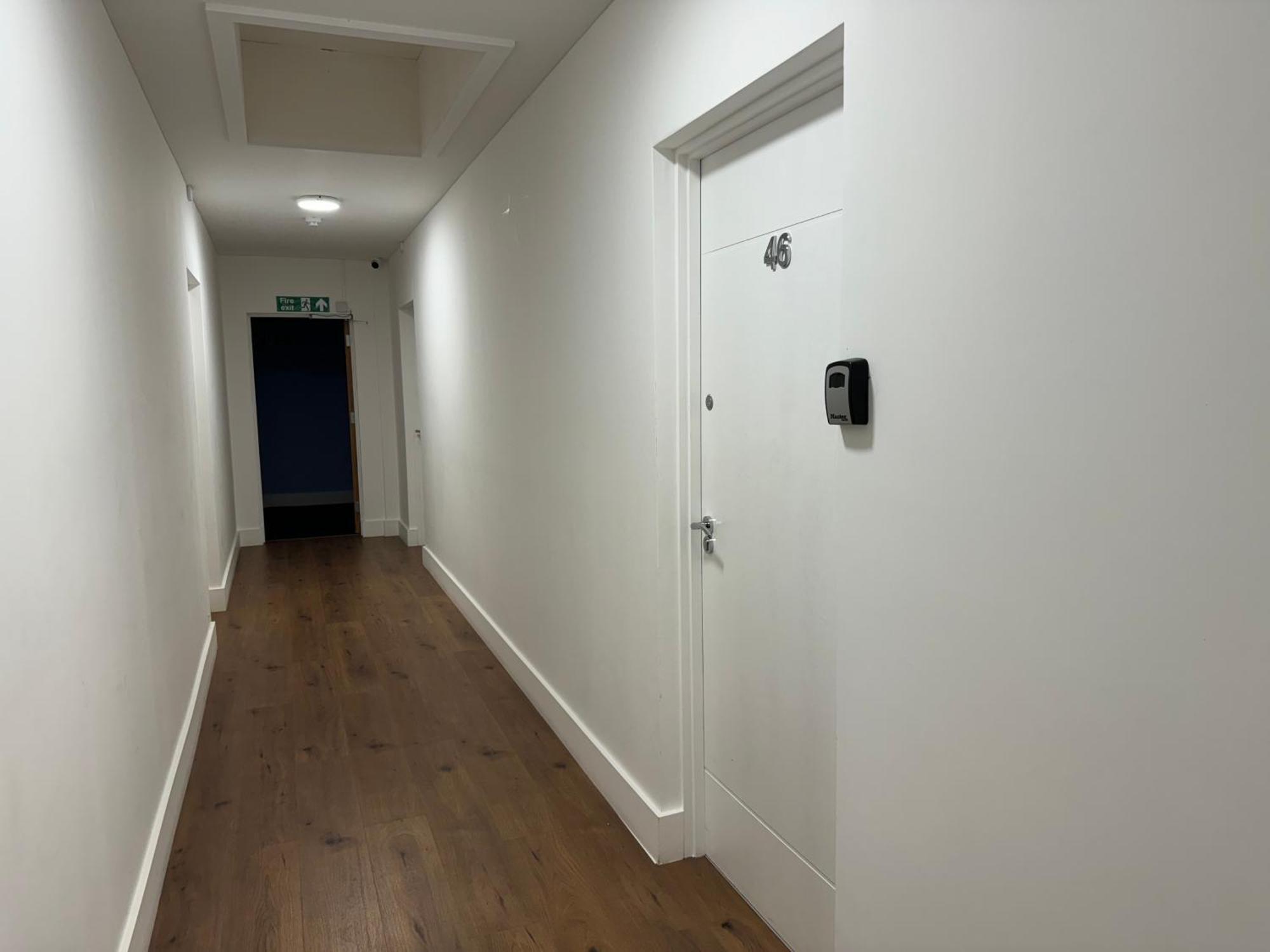Elegant One Bedroom Apartment Swindon Exterior photo