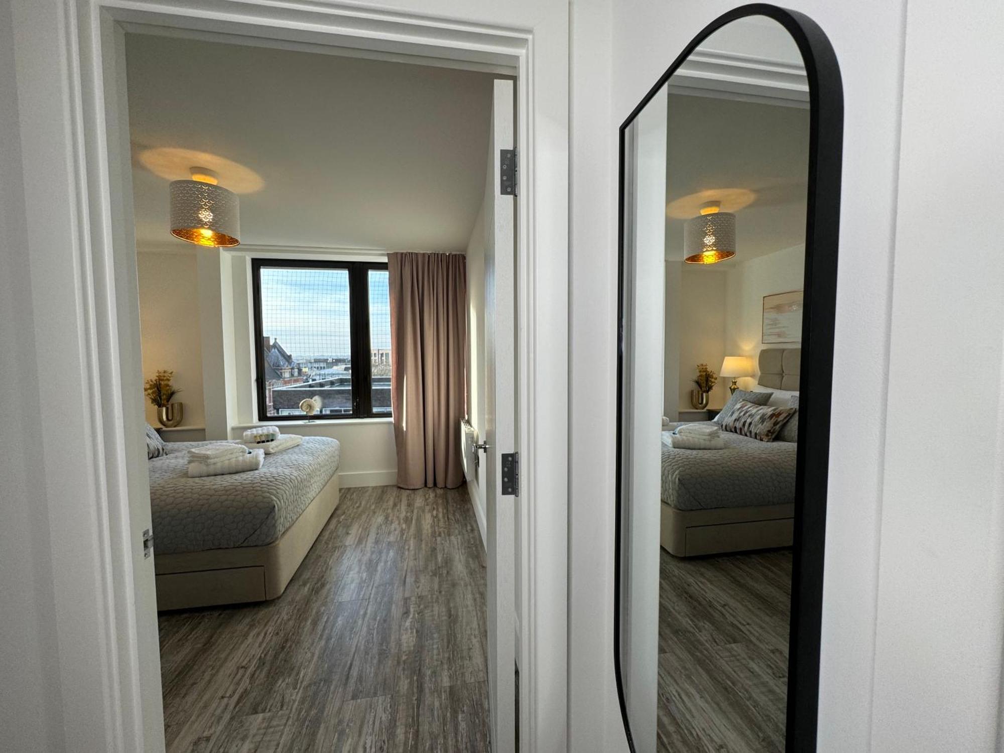 Elegant One Bedroom Apartment Swindon Exterior photo