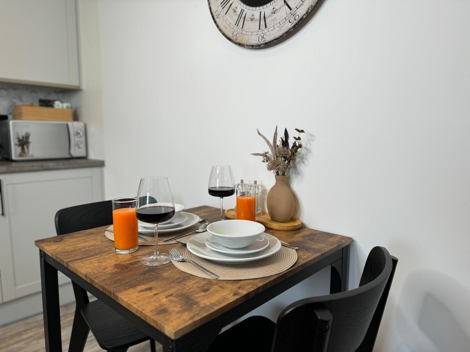 Elegant One Bedroom Apartment Swindon Exterior photo