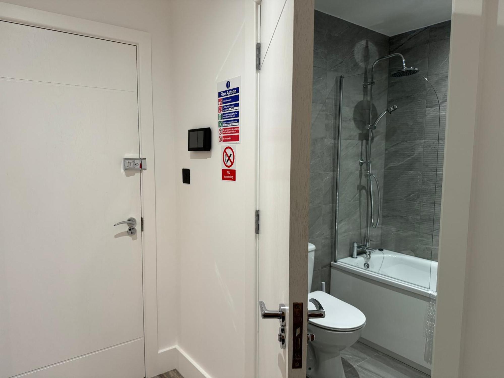 Elegant One Bedroom Apartment Swindon Exterior photo