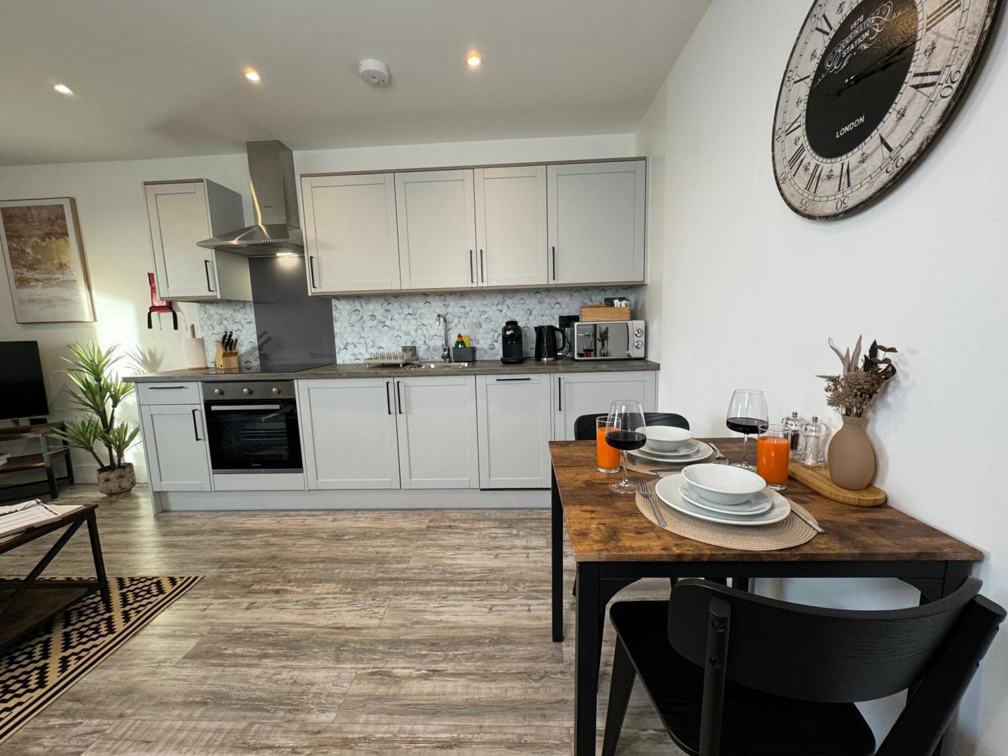 Elegant One Bedroom Apartment Swindon Exterior photo