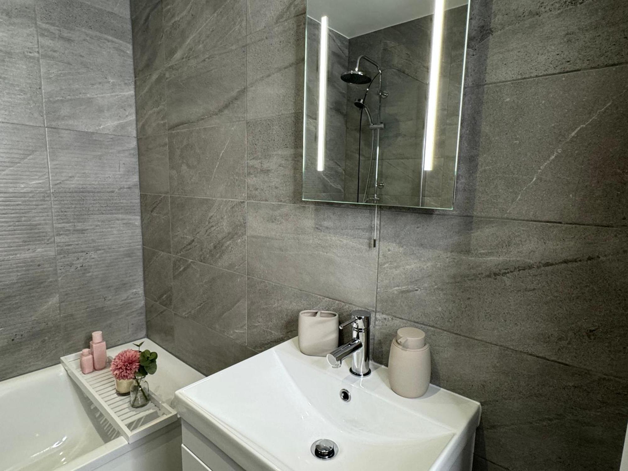 Elegant One Bedroom Apartment Swindon Exterior photo